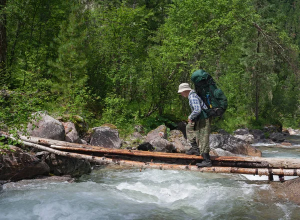 Fırtınalı nehrin gitmek