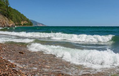 Dalgalar Baykal Gölü üzerinde
