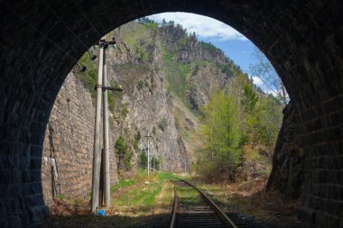 Çevre-Baykal demiryolu tüneli üzerinden görüntülemek