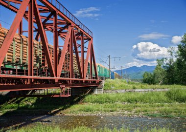 Trans-Sibirya Demiryolu Doğu Sibirya'daki Baykal Gölü yakınındaki