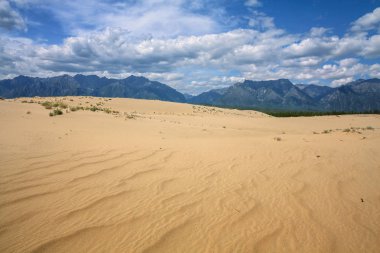 Chara kumları ve dağlar Kodar ridge Doğu Sibirya 