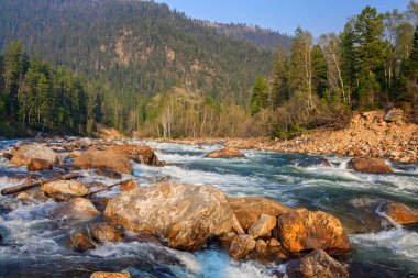 Akşam Khamar-Daban dağlarda Selenginka River