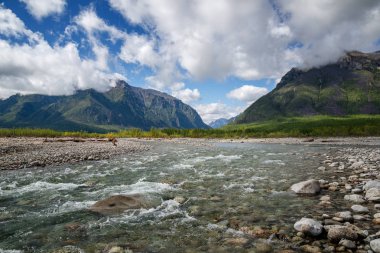 Sibirya, transbaikalia dağlarında kodar Nehri orta sakukan