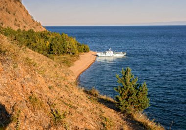 Cliff Clipper Doğu Sibirya'daki Baykal Gölü üzerinde