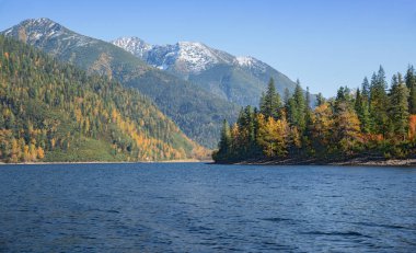 Sonbahar başlangıcı Khamar-Daban aralığı, Doğu Sayans, Cumhuriyet Buryatia dağlarında