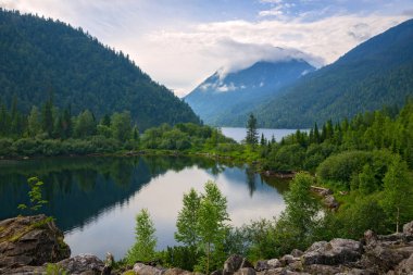 Lake Sobolinoye Khamar-Daban aralığının, Doğu Sayans, Buryatia Cumhuriyeti dağlarda yaz