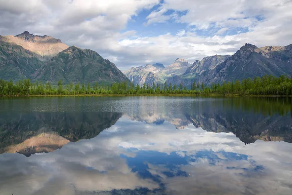 Lago Cordillera Kodar Siberia Oriental Transbaikalia — Foto de Stock