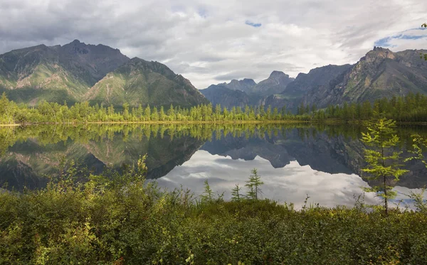 Lago Cordillera Kodar Siberia Oriental Transbaikalia — Foto de Stock