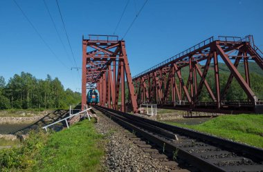 Trans-Sibirya Demiryolu Doğu Sibirya'daki Baykal Gölü yakınındaki