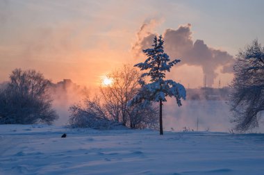Günbatımında Irkutsk şehirdeki Angara Nehri