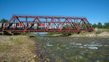 Trans-Sibirya Demiryolu Doğu Sibirya'daki Baykal Gölü yakınındaki