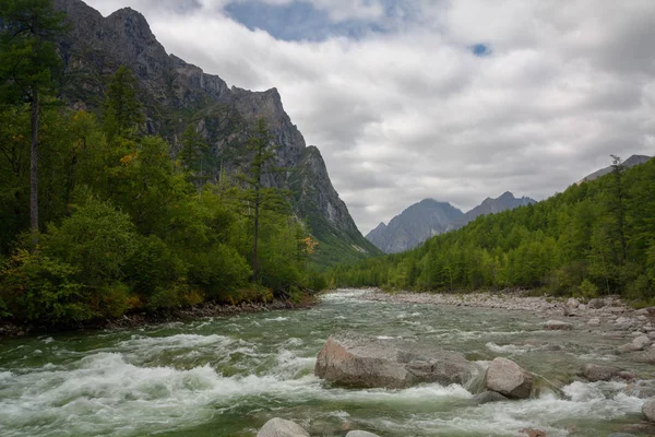 Rio Sakukan Médio Kodar Montanhas Sibéria Transbaikalia — Fotografia de Stock