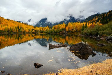 Dağlar aralığı Khamar-Daban Doğu Sibirya Sonbahar başlangıcı 