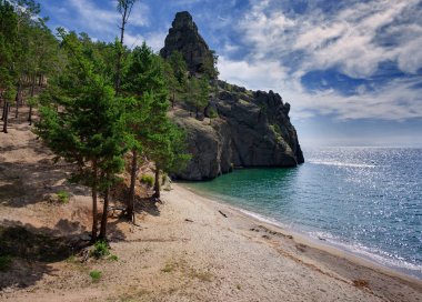 Deniz Baykal bir küçük kumlu körfezde