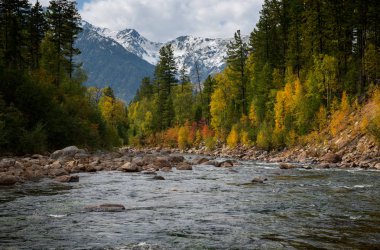 Sonbahar nehir Selenginka Dağları Khamar-Daban