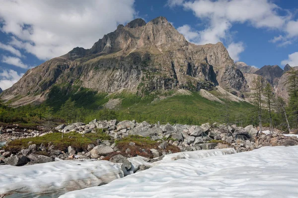 Río Sakukan Medio Las Montañas Kodar Siberia Transbaikalia —  Fotos de Stock