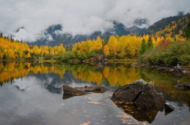 Dağlar aralığı Khamar-Daban Doğu Sibirya Sonbahar başlangıcı