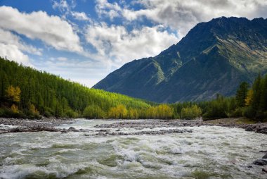 Dağlarda Kodar nehir üst Sakukan
