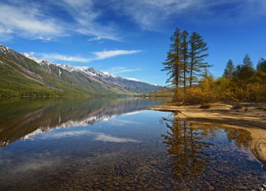 Dağlar ridge Transbaikalia Sibirya'da Kodarin Gölü Leprindo