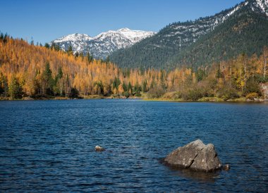 Sonbahar başlangıcı Khamar-Daban aralığı, Doğu Sayans, Cumhuriyet Buryatia dağlarında