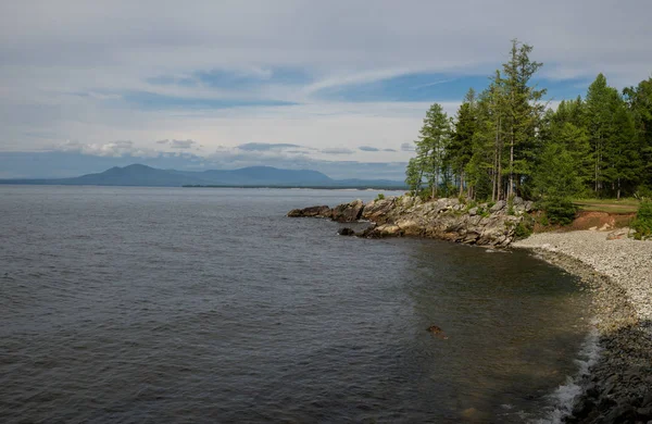 Pantai Danau Baikal Dalam Cuaca Mendung — Stok Foto