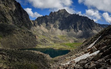 Doğu Kayan 'ın dağlarında göl