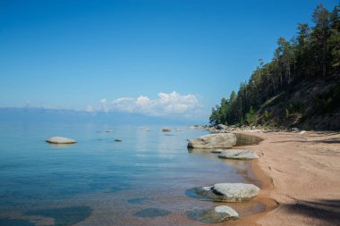 Baykal Gölü Doğu tarafında kıyı