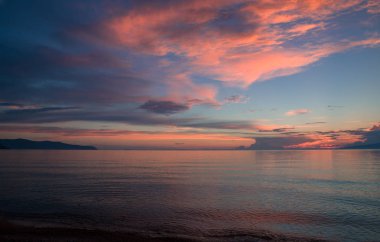 Baikal Gölü 'nün Barguzinsky Körfezi gün batımından sonra