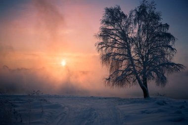 Günbatımında şehirdeki Irkutsk Angara Nehri