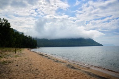 Baykal Gölü Doğu tarafında kıyı