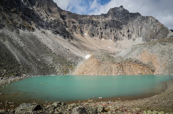 Emerald Color Lake Mountains Kodar Range — Stock Photo, Image