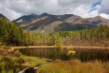 Tunkinskie 'de sonbahar başlangıcı dağlar Doğu sayan 