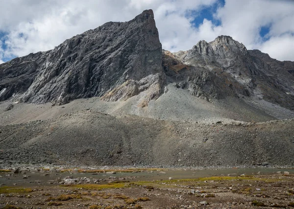 Lago Las Montañas Kodar Ridge — Foto de Stock