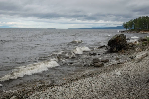 Pantai Danau Baikal Dalam Cuaca Mendung — Stok Foto
