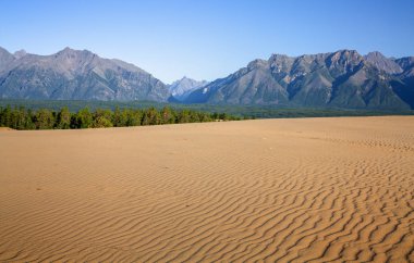 Chara sands ve dağlar Doğu Sibirya 