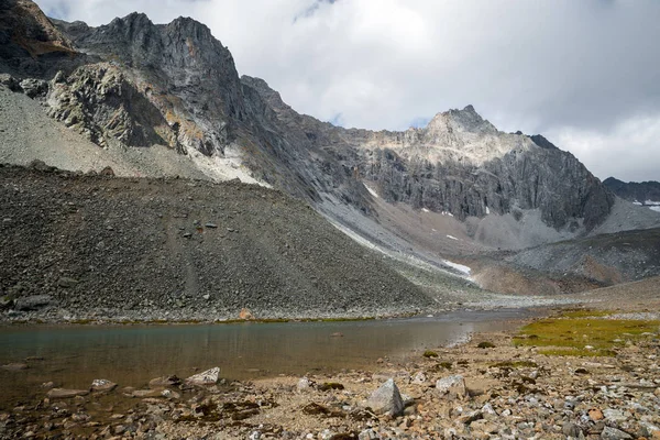 Lago Las Montañas Kodar Ridge — Foto de Stock