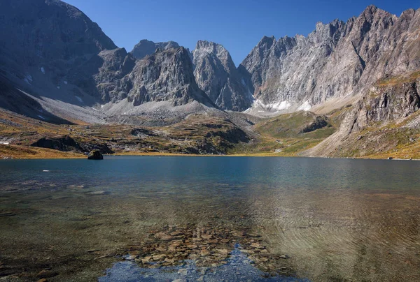 Lago Las Montañas Kodar Ridge —  Fotos de Stock