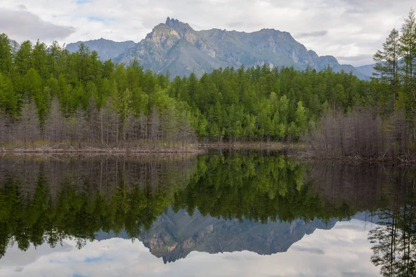 Lago Cordillera Kodar Siberia Oriental Transbaikalia — Foto de Stock