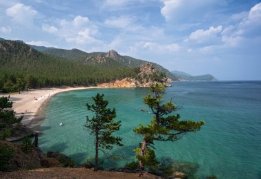 Deniz Baykal bir küçük kumlu körfezde