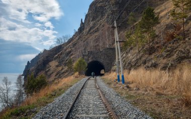 Baykal Gölü yakınlarındaki Demiryolu baharı