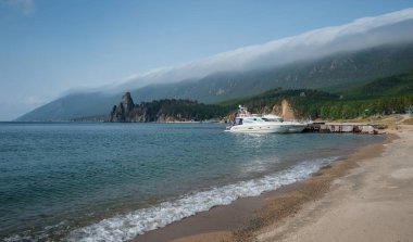Doğu Sibirya'da Baykal sahili kıyısındaki kamp alanı 