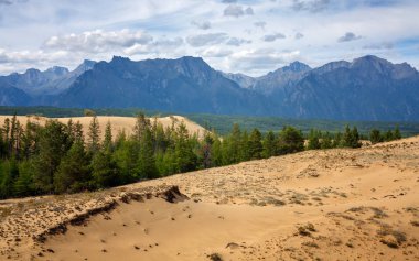 Chara sands ve dağlar Doğu Sibirya 