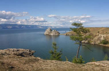 Kaya Shaman taş ve Cape burhan Olkhon Adası, Baykal Gölü