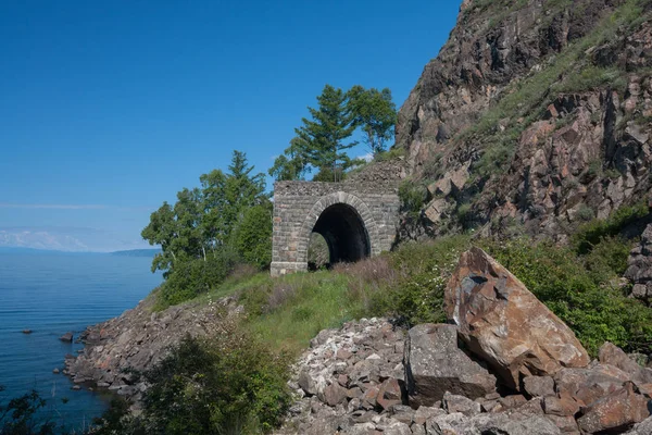 環バイカル鉄道の廃トンネル — ストック写真