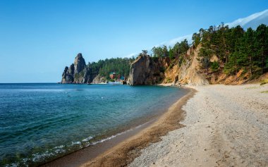 Doğu Sibirya'da Baykal sahili kıyısındaki kamp alanı 