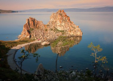Rock şaman taş ve cape Burhan Olkhon Adası, Doğu Sibirya, Irkutsk bölge 