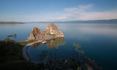 Rock şaman taş ve cape Burhan Olkhon Adası, Doğu Sibirya, Irkutsk bölge 