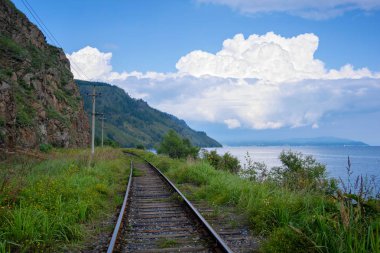 Baykal Gölü yakınlarındaki Circum-Baykal Demiryolu 'nda akşam