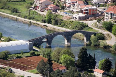 Evler ve nehir üzerine kemerli köprünün üstten görünüm