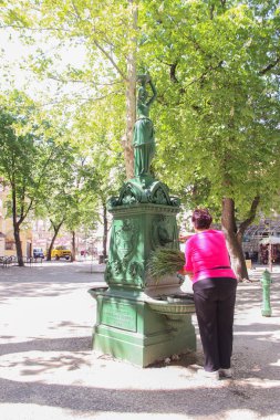 Kadın tüccar bir güzel eski Çeşme Meydanı'nda yeşillik yıkar